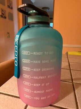 Keepto 1 Gallon motivational water bottle features a teal-to-pink